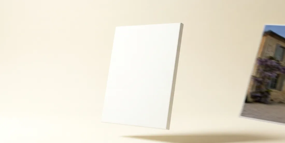 Une toile vierge devient le portrait aquarelle encadré d’une maison